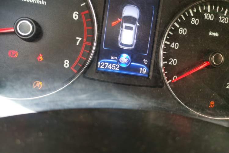 Used FAW Senya R7 2016 1.6L Manual Smart Version Odometer Close Up