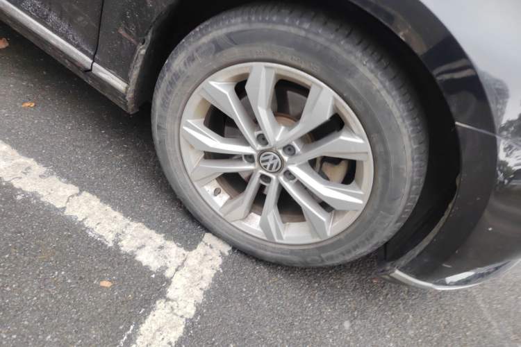 Used Volkswagen Magotan 2019 330TSI DSG Luxury Model China V Standard Right Front Wheel Hub