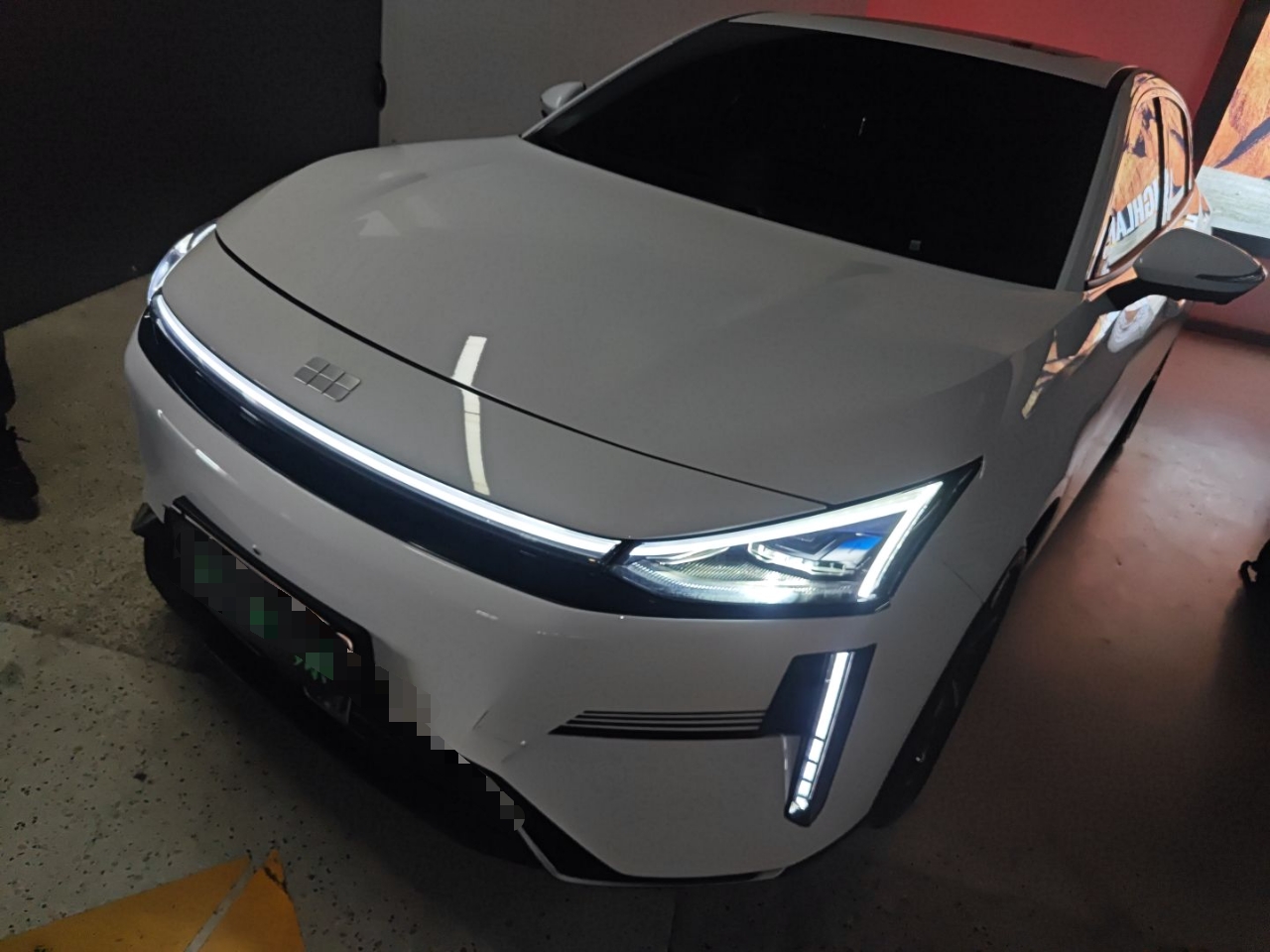 تحت مقدمة السيارة