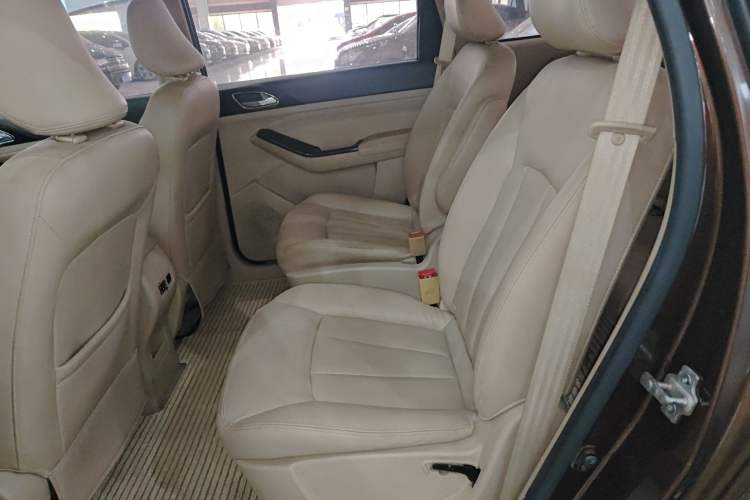 Used Baojun 730 2014 1.5L manual Comfort version 7 seats Left Rear Seat