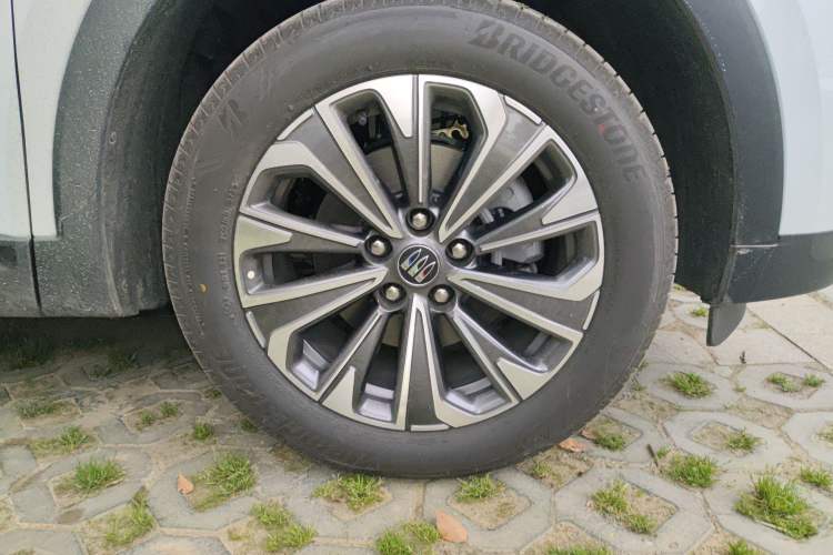 Used Buick Envision 2026 Model Equinox Plus 28T Two-Wheel-Drive Platinum Edition Right Front Wheel Hub