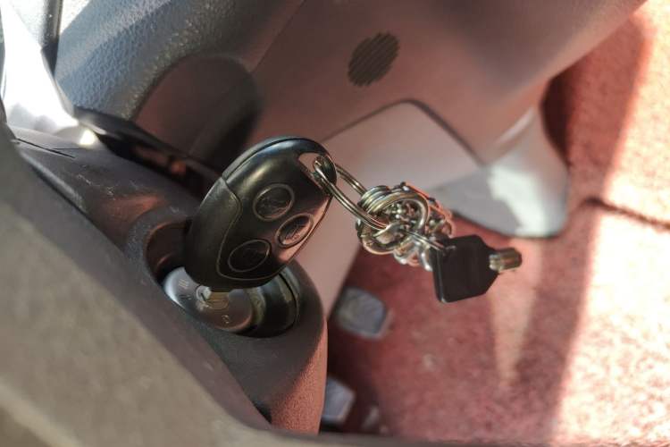 Used Ford Transit 2017 2.0T Gasoline Multi-Purpose Commercial Vehicle Mid-Drive Mid-Roof China V Standard
