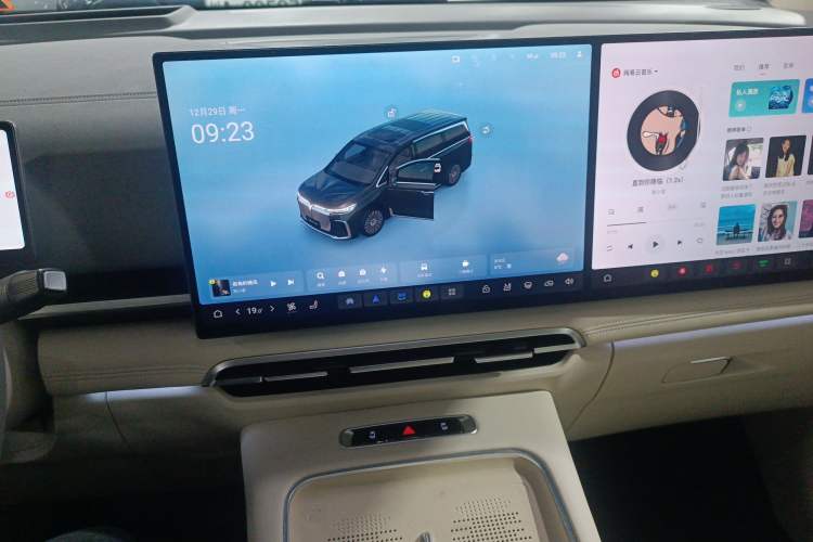 Used VOYAH Dream 2025 PHEV Four-Wheel Drive Prestige Kunpeng Edition
