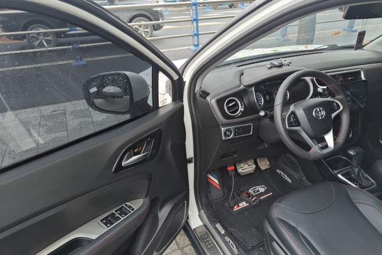 Used Brilliance V3 2016 1.5T Automatic Flagship Model Driver Seat