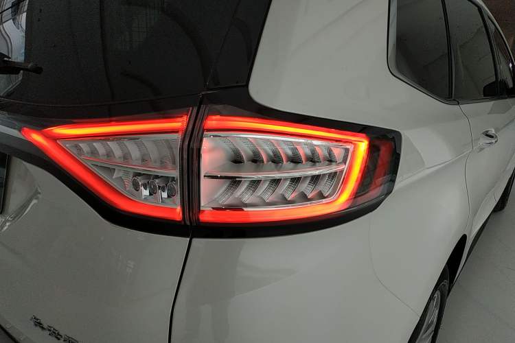 Used Ford Edge 2018 EcoBoost 245 Two-Wheel-Drive Titanium 7-Seater China VI Standard
