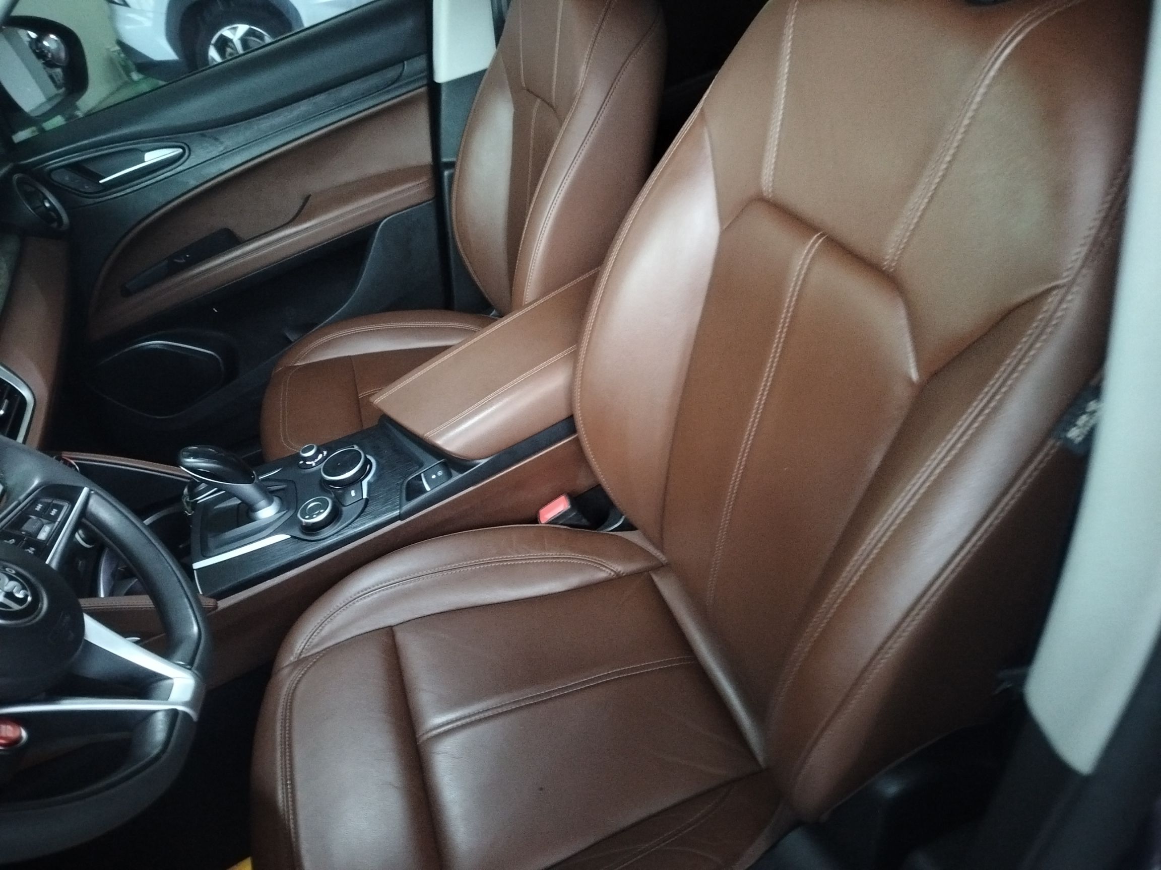 المقاعد الأمامية داخل السيارة