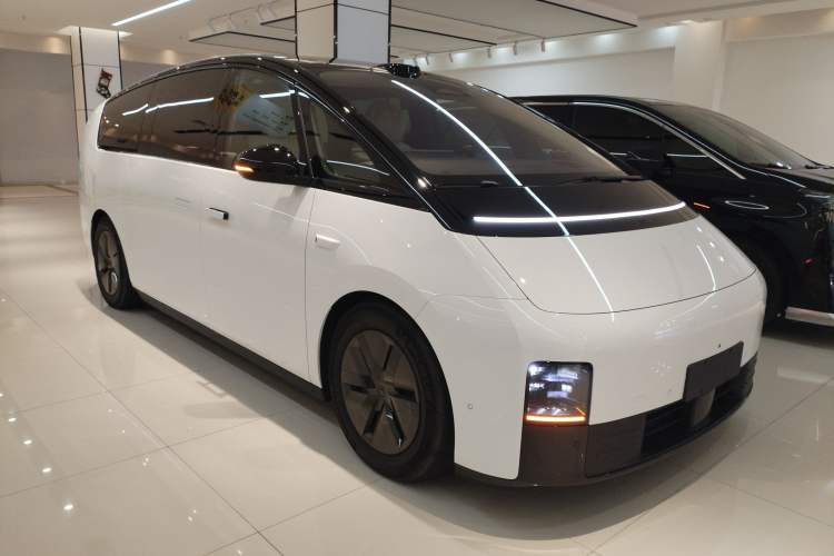 Used Li Auto MEGA 2025 Home Family Special Edition Front Right 45 Deg