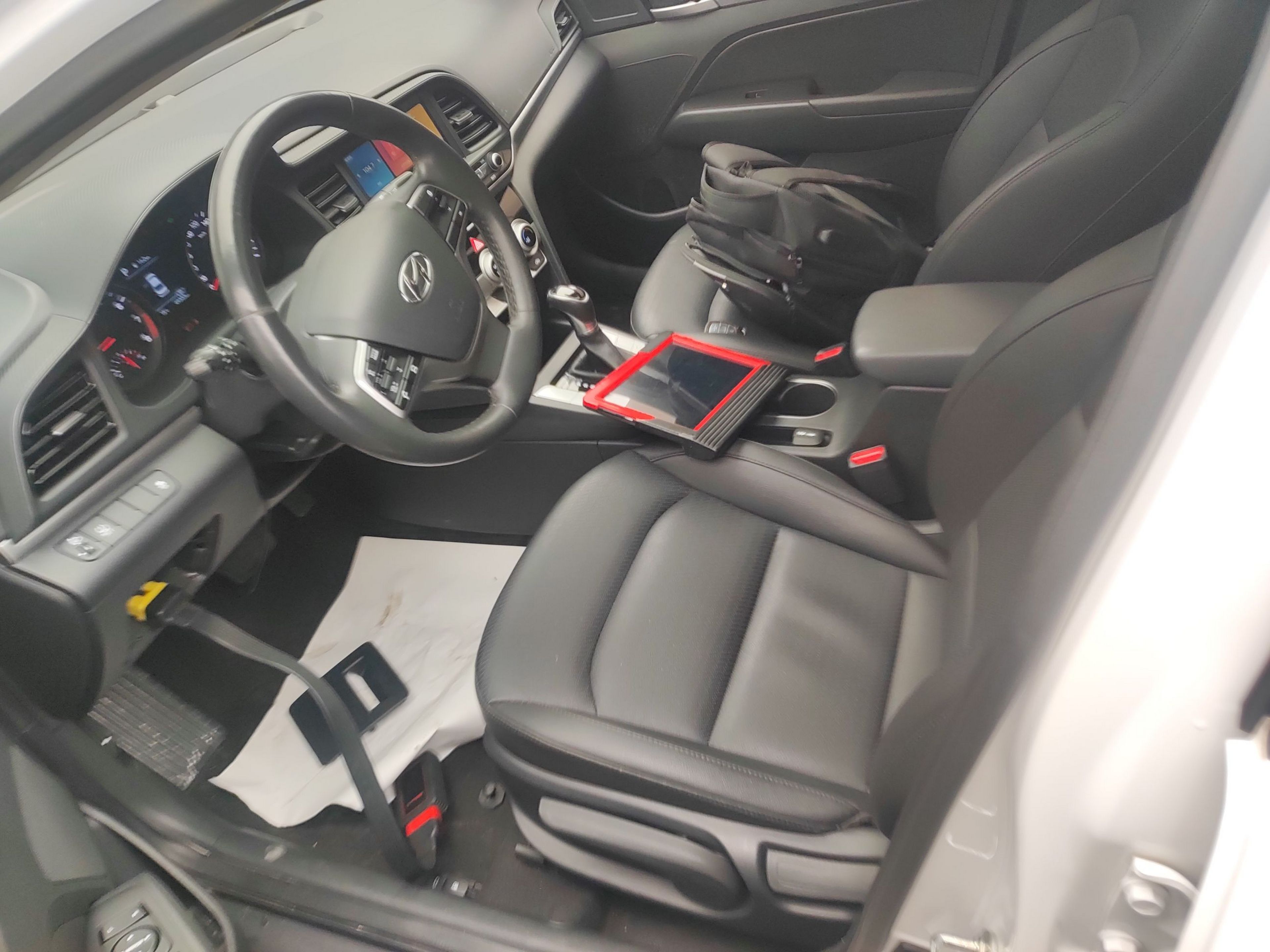 Переднее сиденье в автомобиле