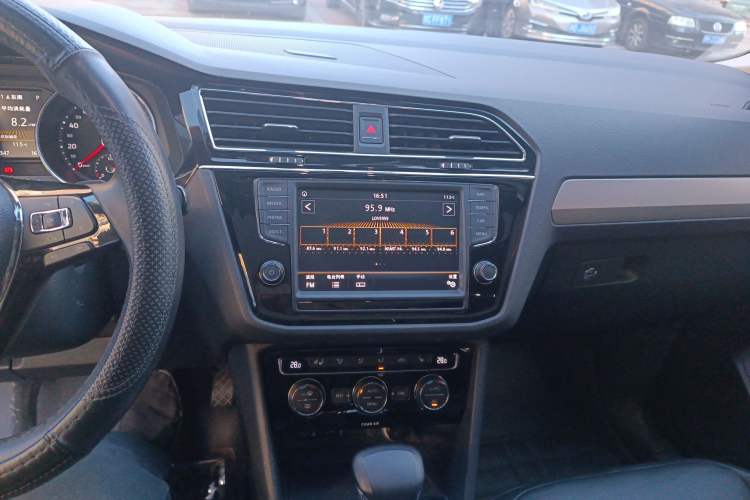 Used Volkswagen Tiguan L 2018 330TSI Automatic Two-Wheel Drive Luxury Edition Audio And AC Panel