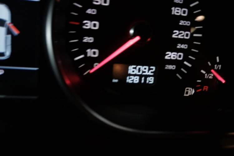 Used Audi Q7 2014 35 TFSI Sport Edition Odometer Close Up