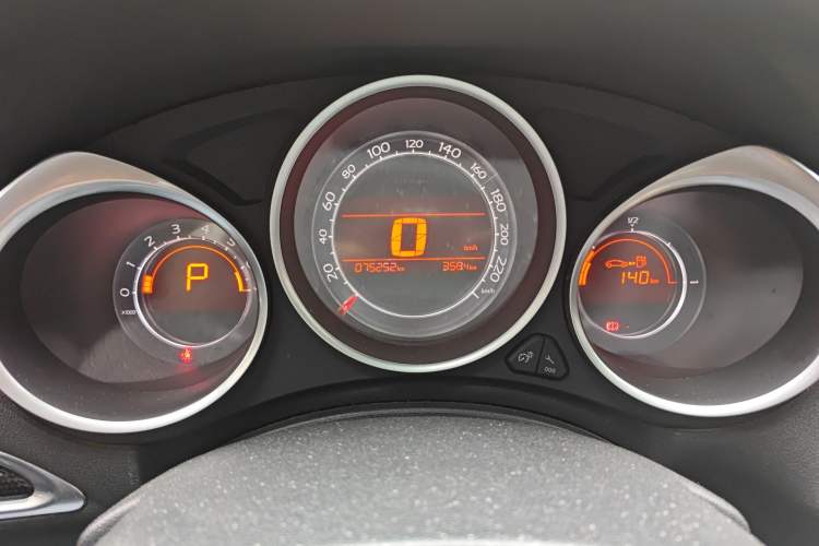 Used Citroen C4L 2014 1.8L Intelligent Drive Automatic Dynamic Model Odometer Close Up