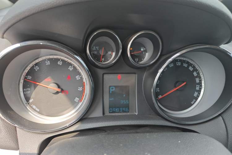 Used Buick Encore 2015 1.4T Automatic Two-Wheel Drive Urban Elite Version Instrument Cluster