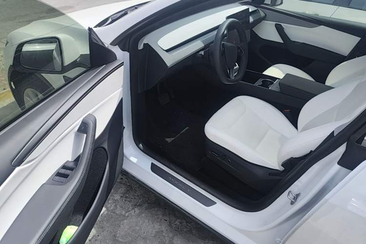 Used Tesla Model Y 2025 Rear-Wheel-Drive Version
