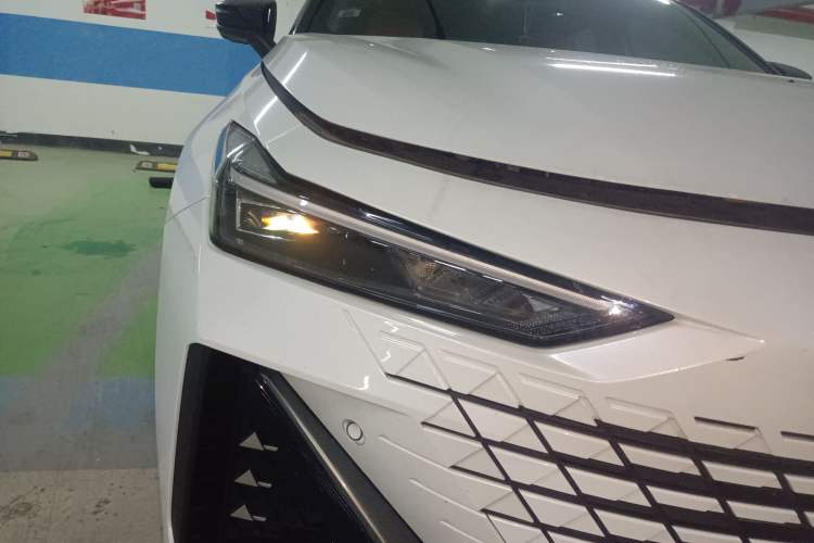 Used CHANGAN UNI-V 2022 1.5T Prestige Version Right Front Headlight