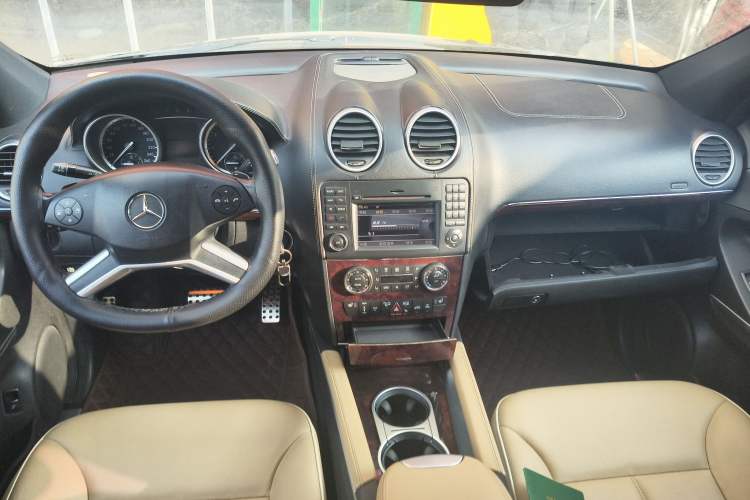 Used Mercedes-Benz M-Class 2010 ML 350 4MATIC Luxury Model Center Console