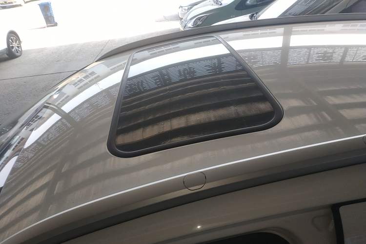 Used Geometry E Firefly 2024 401 km Fluorescent Roof