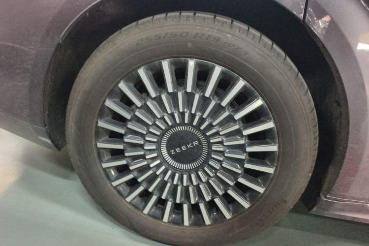 Used Zeekr 009 2024 7-Seater Aisle Version 108 kWh Right Rear Wheel Hub