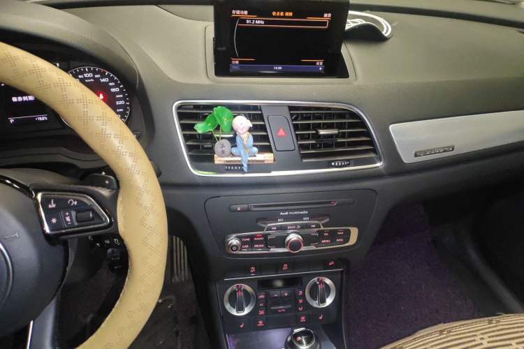 Used Audi Q3 2013 35 TFSI quattro Comfort Model Audio And AC Panel