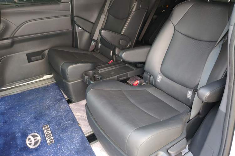 Used Toyota Granvia 2024 2.5L Hybrid Luxury Edition Interior 4