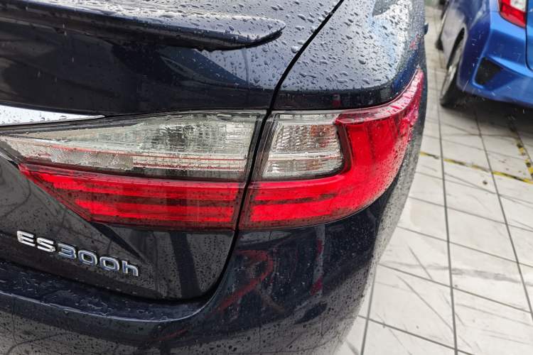 Used Lexus ES 2015 300h Comfort Edition
