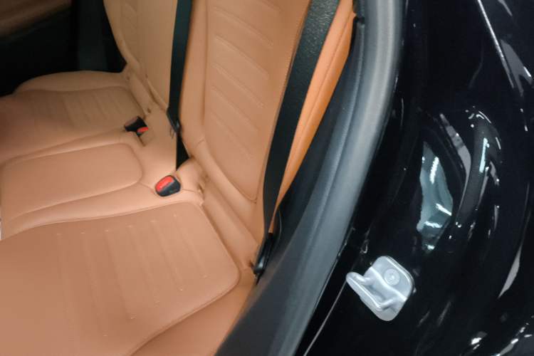 Used Mercedes-Benz GLC 2023 Facelifted GLC 300 L 4MATIC Luxury Version 5 Seats Left Rear Seat