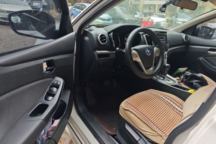 Used Venucia T70 2015 2.0L CVT Smart Choice Edition
