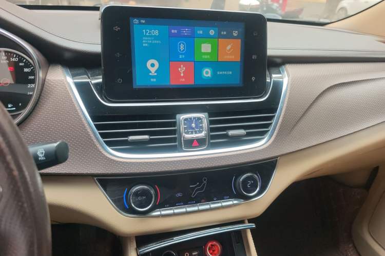 Used Baojun 730 2017 1.8L iAMT Luxury Version 7-Seater Audio And AC Panel