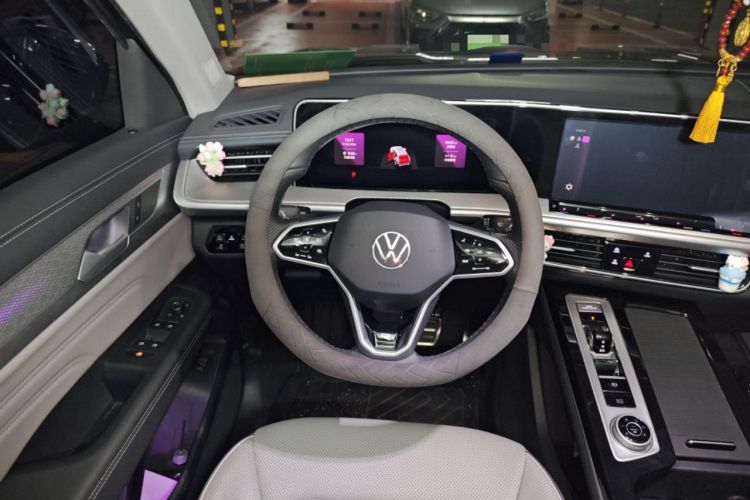 Used Volkswagen Tavendor 2024 380TSI All-Wheel-Drive R-Line Cruise Premium Edition Steering Wheel