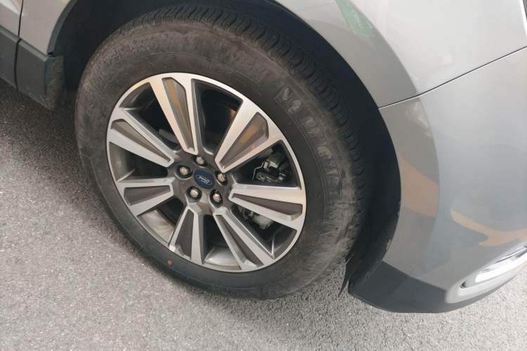 Used Ford Edge 2021 PLUS EcoBoost 245 Two-Wheel-Drive Platinum Edition 5 Seats Right Front Wheel Hub