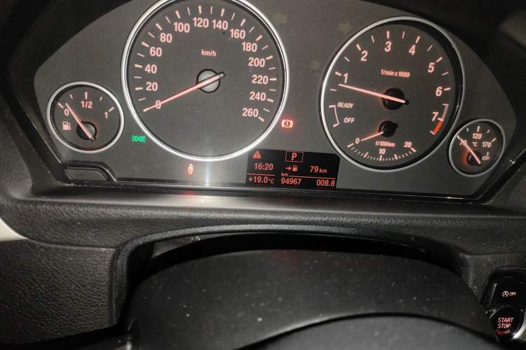 Used BMW 3 Series 2015 320Li Fashion Model Odometer Close Up