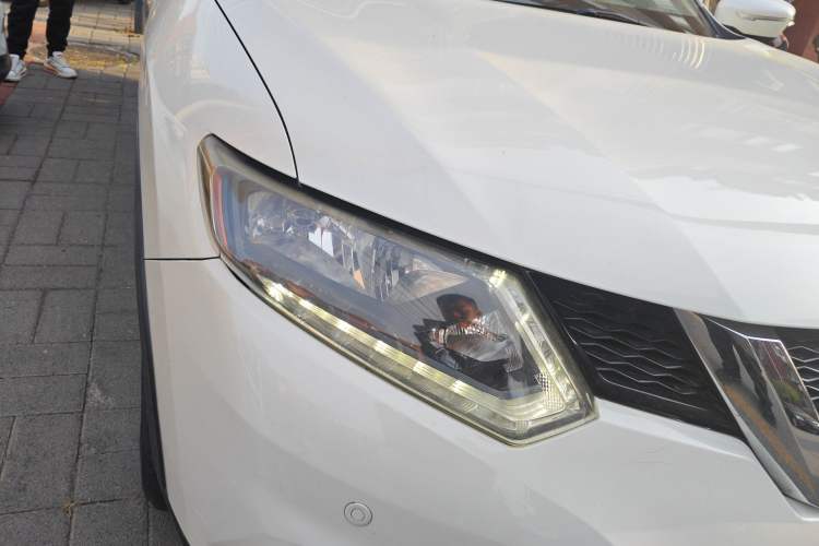 Used Nissan X-Trail 2014 2.5L CVT Luxury Edition 4WD Right Front Headlight