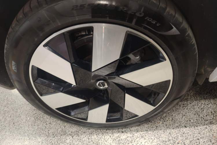 Used Volvo XC60 New Energy 2024 T8 Plug-in Hybrid Long-Range All-Wheel Drive Smart Luxury Edition Right Rear Wheel Hub