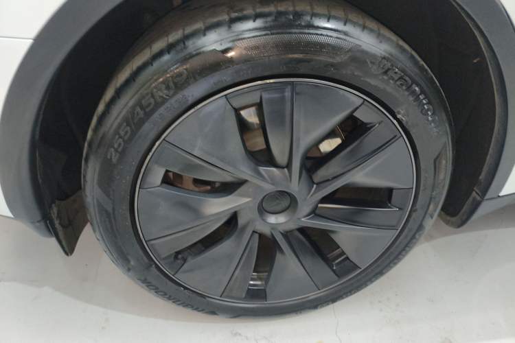 Used Tesla Model Y 2023 Long-Range All-Wheel-Drive Version
