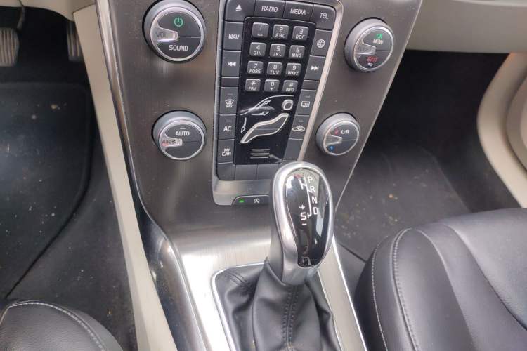 Used Volvo V40 2015 1.6T Zhiyi Edition Gear Lever