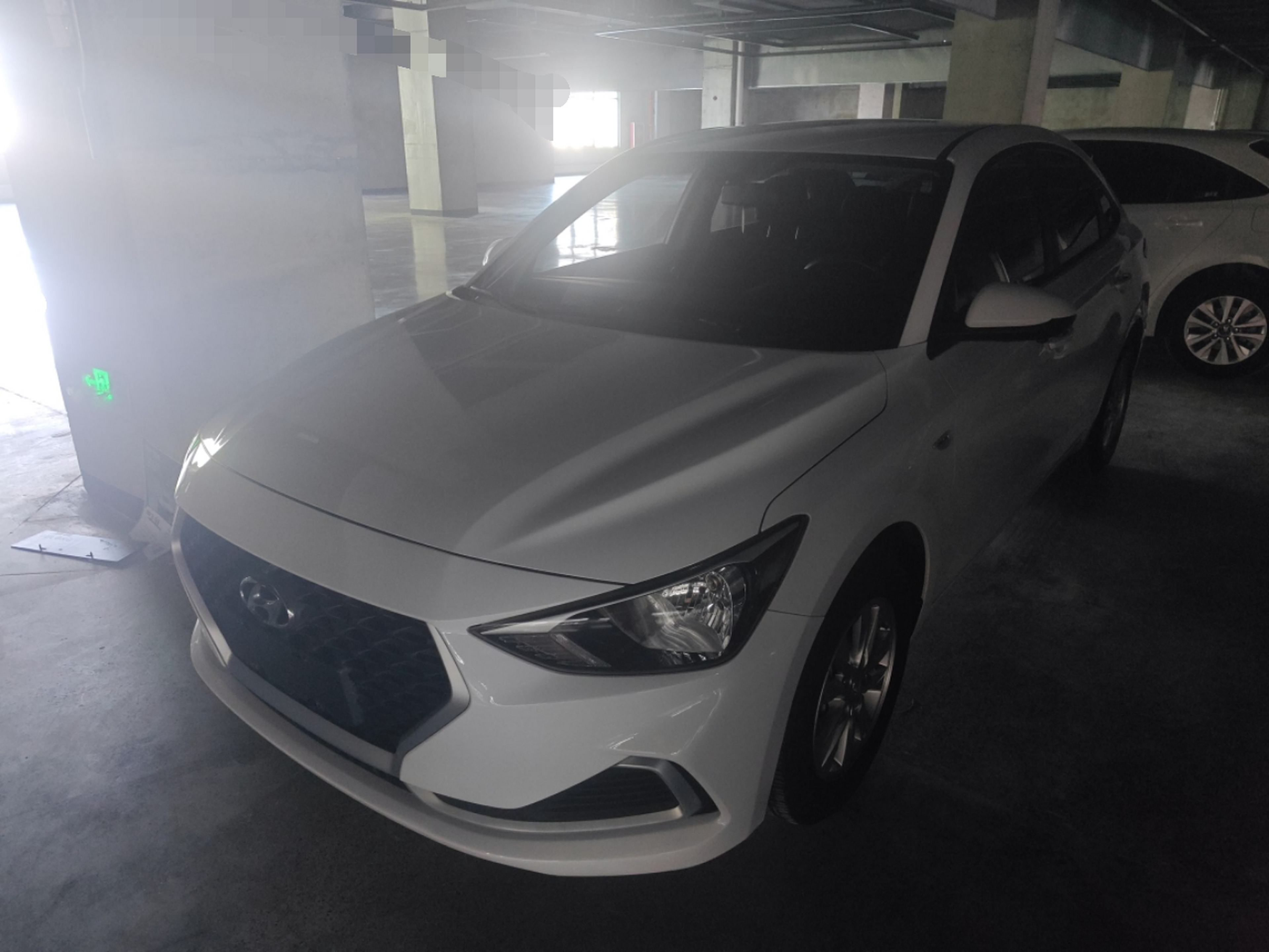 Под передней частью автомобиля