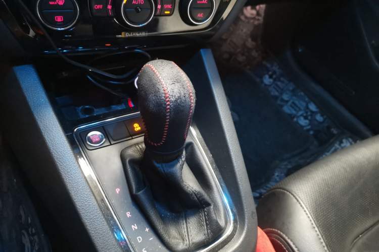 Used Volkswagen Sagitar 2018 280TSI DSG Luxury Model Gear Lever