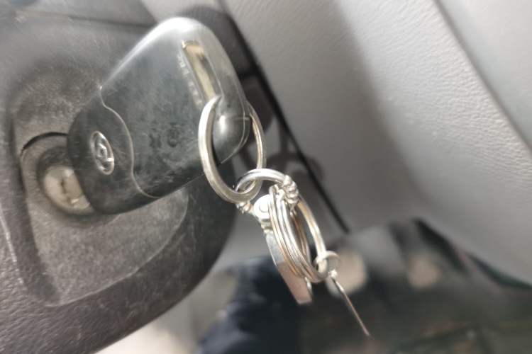 Used SAIC MAXUS Xintu V80 2020 2.5T Manual Classic City Delivery King Short Wheelbase Mid-Roof Design 2/3 Seats