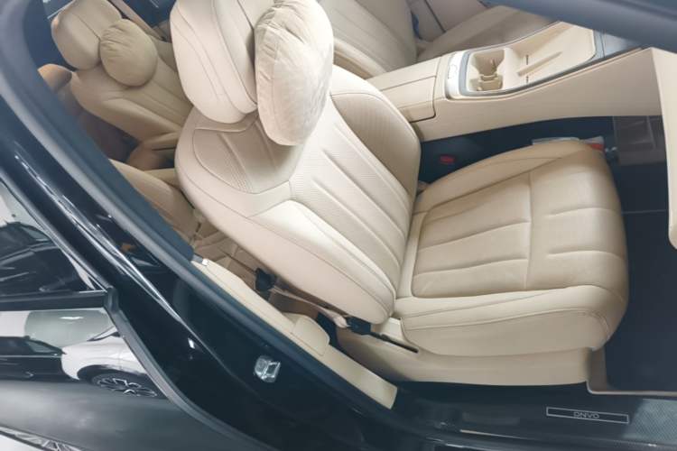 Used ONVO Luxeed L90 2025 Model—Ultra Six-Seater Version
