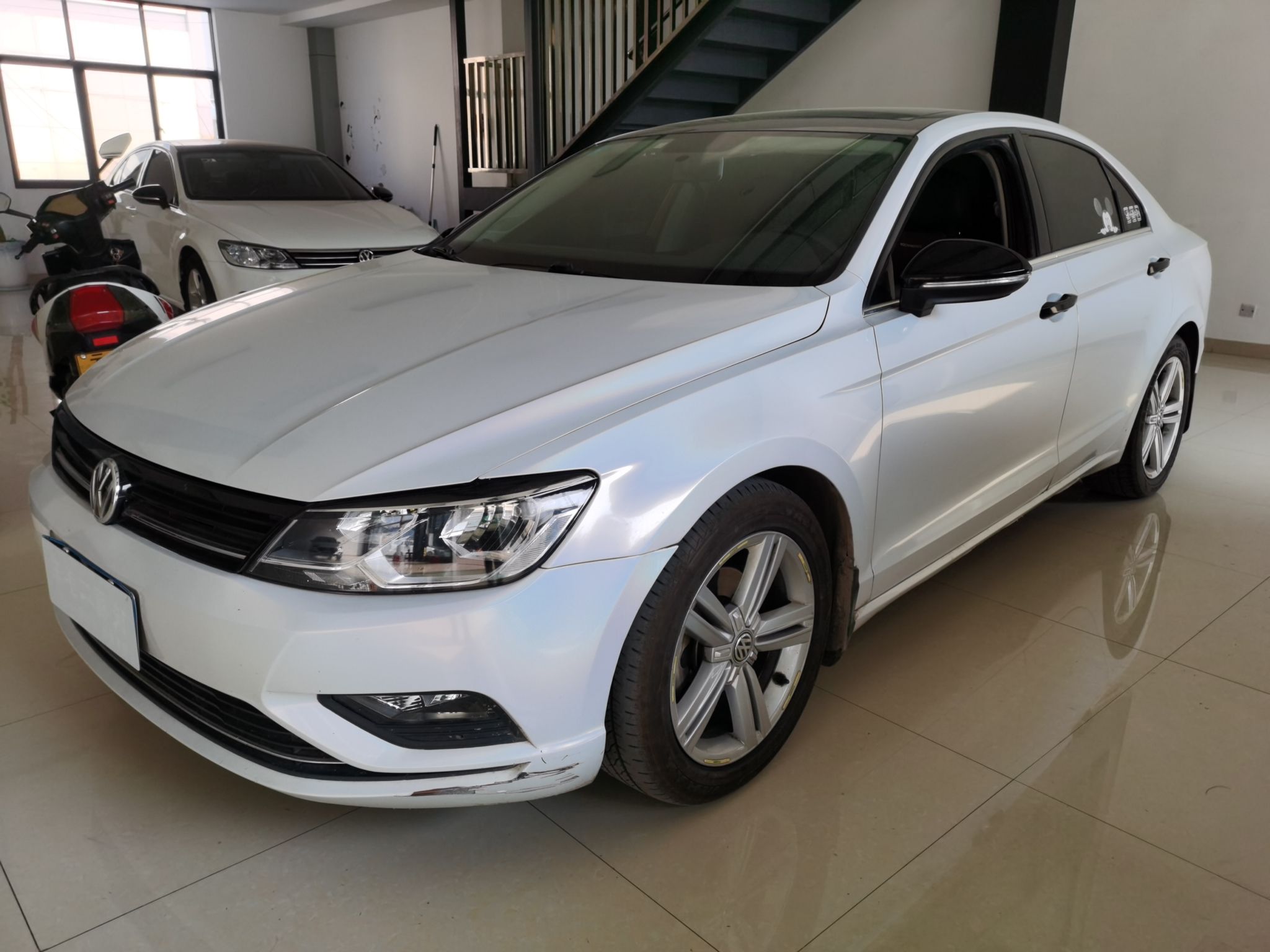 تحت مقدمة السيارة