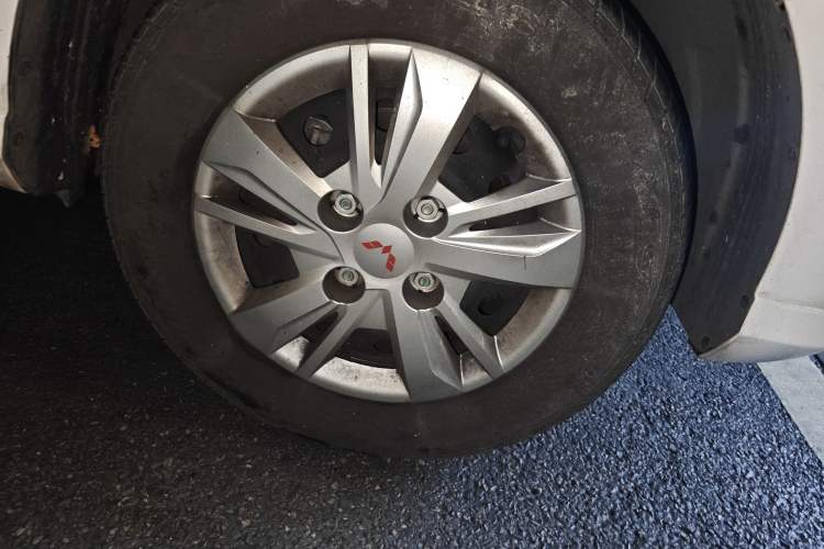 Used Wuling Hongguang 2021 1.5L S Base Version LAR Right Front Wheel Hub