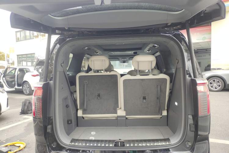 Used Zeekr 009 2024 Six-Seat Executive Version 4WD 108 kWh Trunk