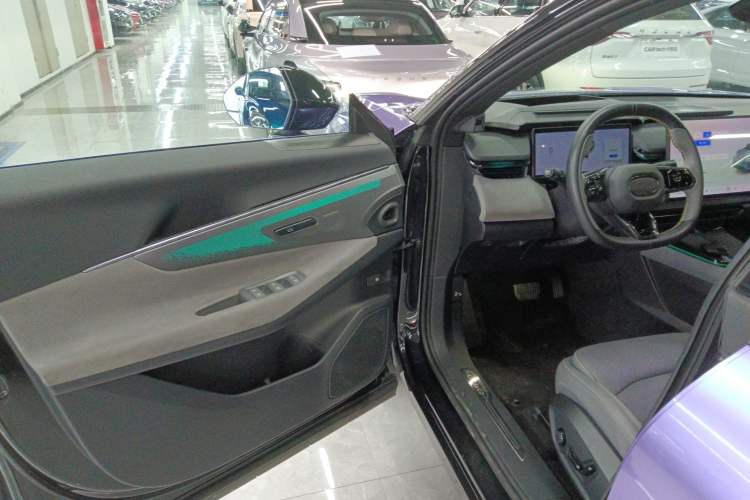 Used Lynk & Co 08 EM-P 2023 120km Long-Range Halo
