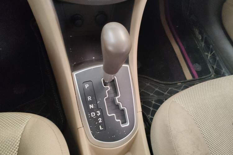 Used Hyundai Verna (older generation) 2013 Sedan 1.4L Automatic Standard GL Model Gear Lever