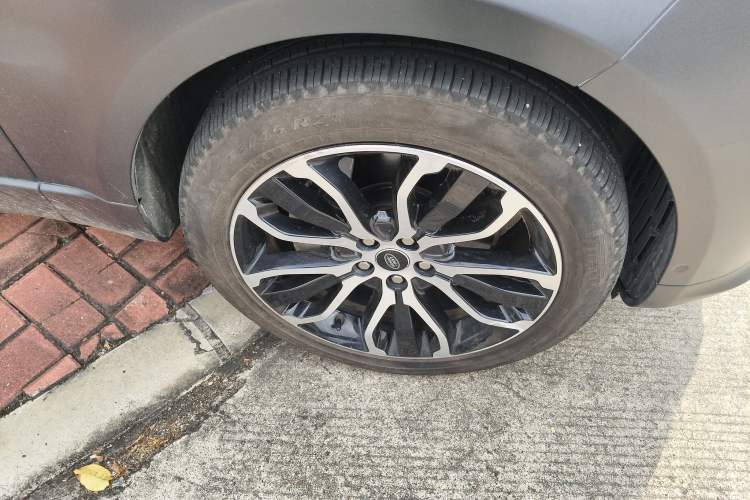 Used Land Rover Range Sport 2022 3.0 L6 YAO Black Edition Right Front Wheel Hub