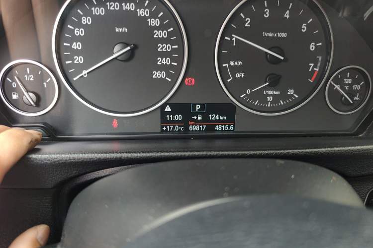 Used BMW 3 Series 2016 320Li Fashion Model Odometer Close Up