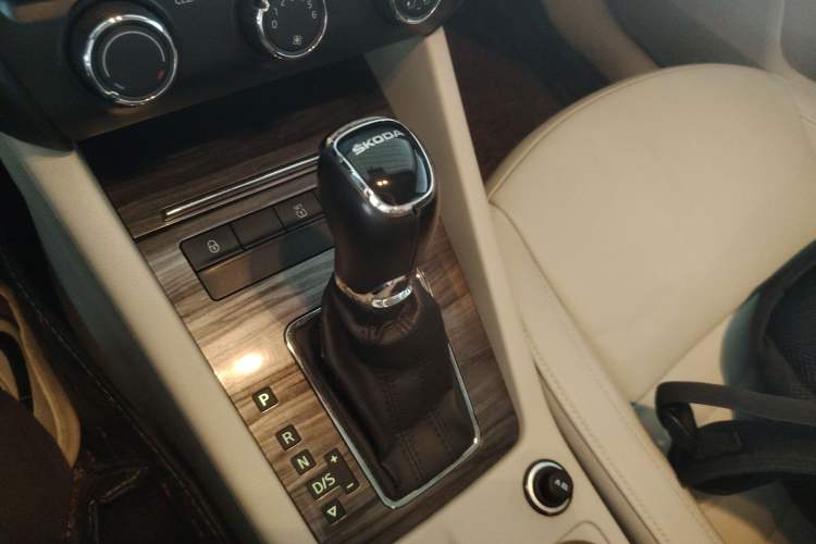 Used Skoda Octavia 2017 1.6L Automatic Smart Drive Edition Gear Lever