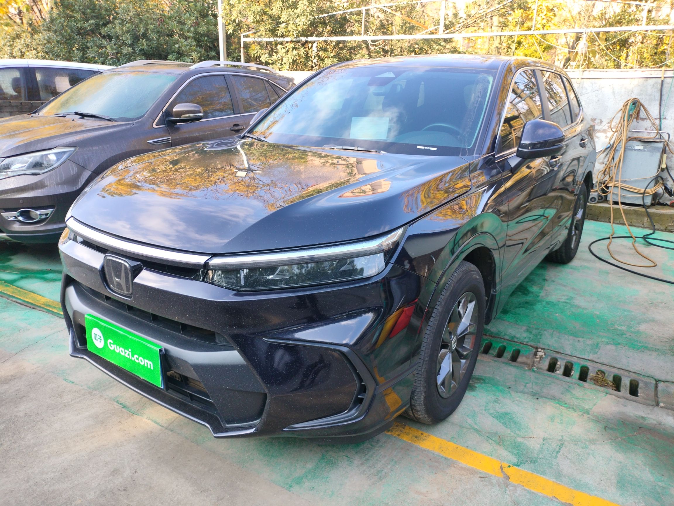 Под передней частью автомобиля