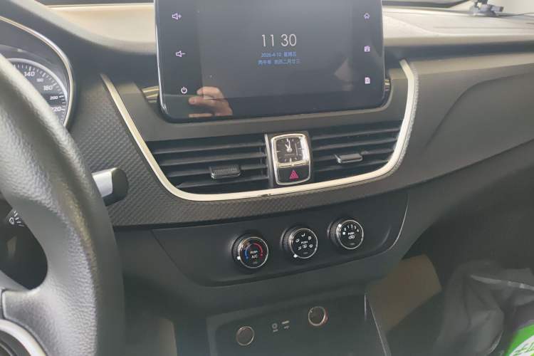 Used Baojun 730 2019 1.5T Manual Fashion Model 7-seater National V Audio And AC Panel