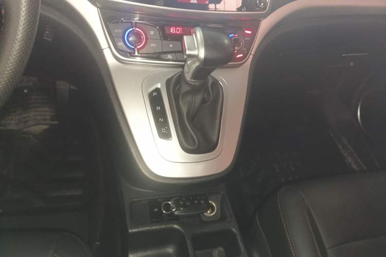 Used Haval M6 2018 Revised Version 1.5T DCT Two-Wheel Drive Elite Edition Gear Lever