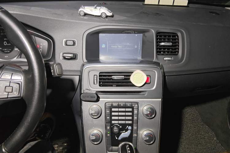 Used Volvo S60 2015 S60L 2.0T Smart Drive Edition Audio And AC Panel